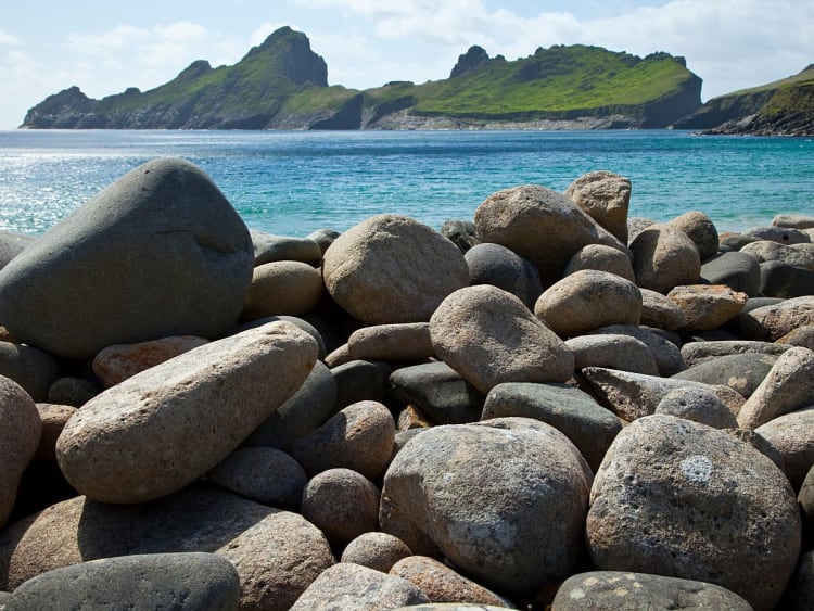 St. Kilda, Schotland &ndash; Rotsstrand met turquoise water en groene kliffen