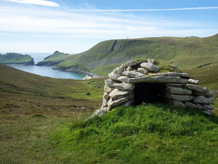 St. Kilda, Schotland &ndash; Historische stenen hut in een groen eilandlandschap