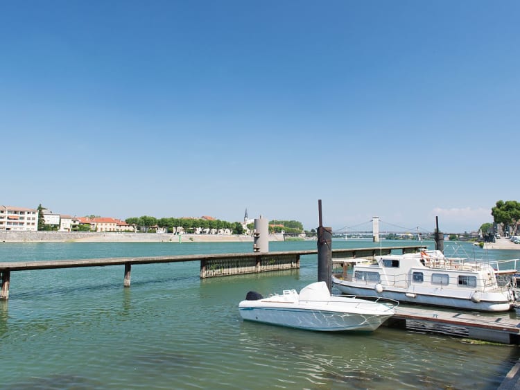 Tournon, Fran&ccedil;a &ndash; Cais junto ao R&oacute;dano com vista para a cidade