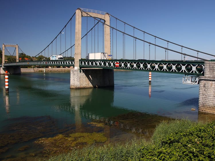 Tournon, Fran&ccedil;a &ndash; Ponte hist&oacute;rica sobre as &aacute;guas tranquilas do rio