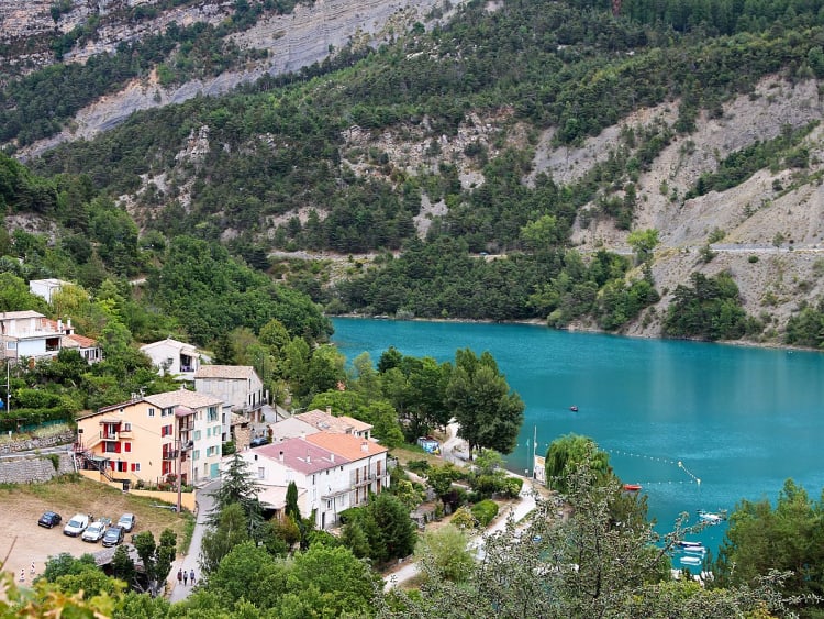 Tournon, Fran&ccedil;a &ndash; Vila junto a um lago de &aacute;guas azuis