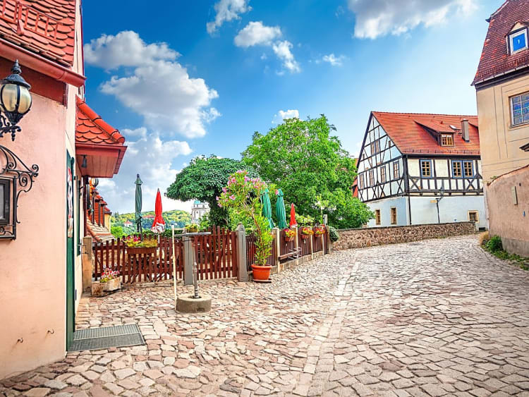 Mei&szlig;en, Deutschland &ndash; Farbenfrohe Altstadt mit Fachwerk und Blumenschmuck