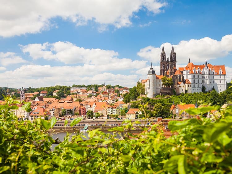 Mei&szlig;en, Deutschland &ndash; Historische Stadtkulisse mit Burgberg unter blauem Himmel