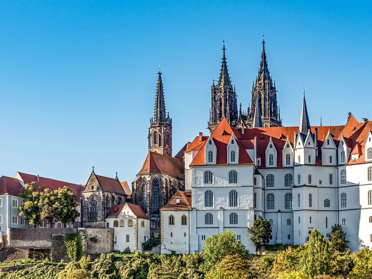 Mei&szlig;en, Deutschland &ndash; Albrechtsburg vor den markanten T&uuml;rmen des Mei&szlig;ner Doms