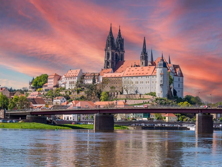 Mei&szlig;en, Deutschland &ndash; Mei&szlig;ner Dom und Albrechtsburg im warmen Abendlicht
