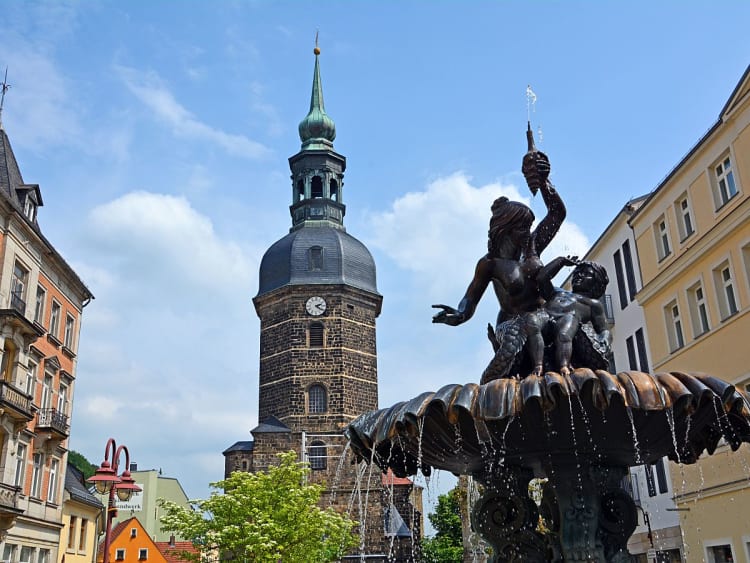 Bad Schandau, Deutschland &ndash; Verzierte Brunnenanlage vor traditioneller Stadtarchitektur