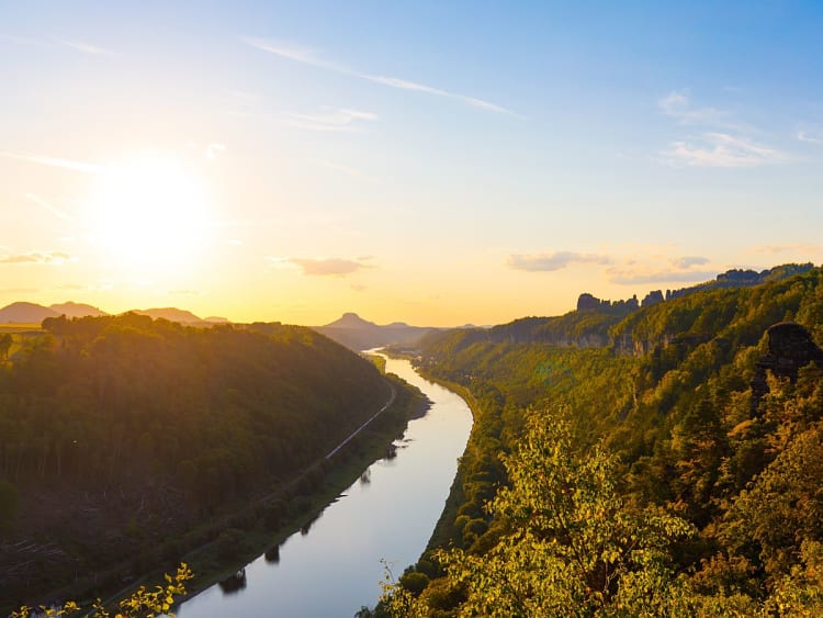 Bad Schandau, Deutschland &ndash; Panoramablick &uuml;ber das Elbtal im warmen Abendlicht