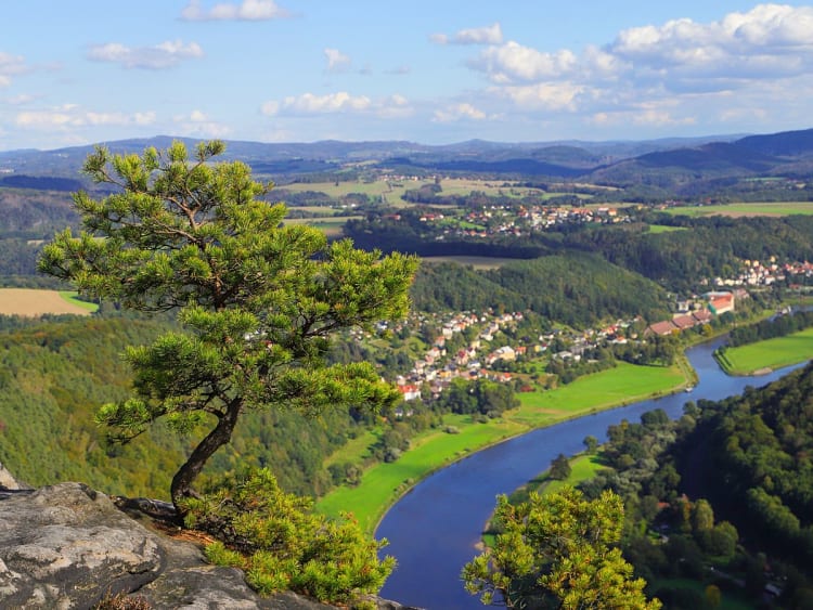 Bad Schandau, Deutschland &ndash; Flusslandschaft mit W&auml;ldern, Feldern und kleinen Ortschaften