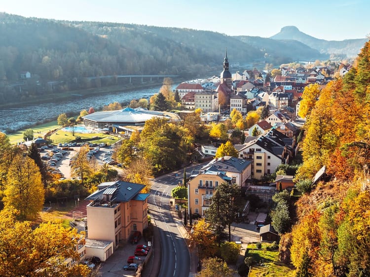 Bad Schandau, Deutschland &ndash; Historischer Kirchturm &uuml;ber der Stadt an der Elbe