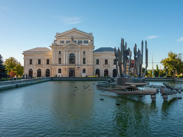 Turnu Severin, Roumanie &ndash; &Eacute;difice monumental au bord d&rsquo;un grand bassin