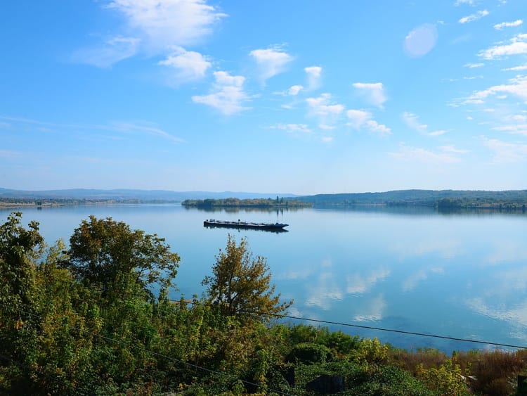Turnu Severin, Roumanie &ndash; Bateau naviguant sur les eaux calmes du Danube