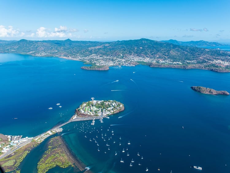 Mayotte &ndash; Zeilboten op blauw water voor een bebouwde kust