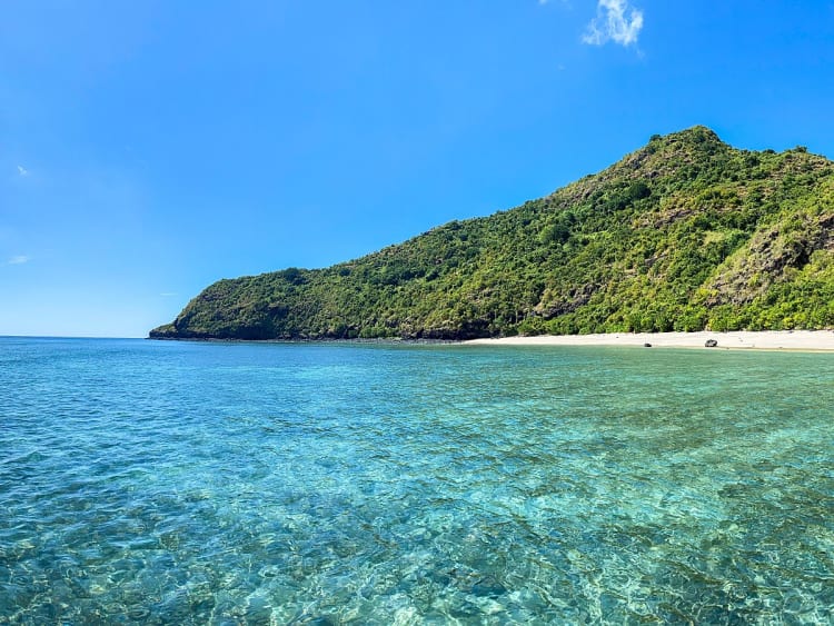 Mayotte &ndash; Rustige baai tussen tropische heuvels en zee