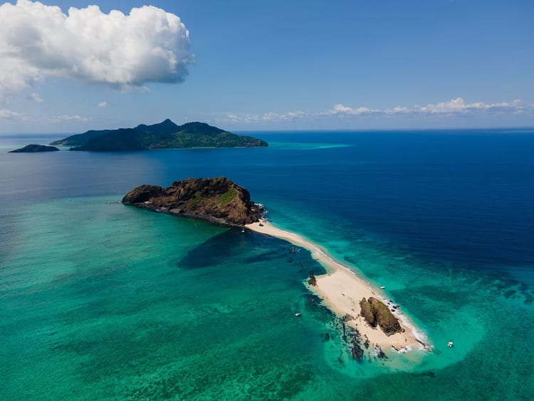 Mayotte &ndash; Tropisch eilandlandschap met zandbank en groene bergen