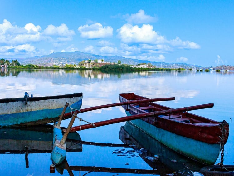 Mayotte &ndash; Kalm water met boten en groene heuvels