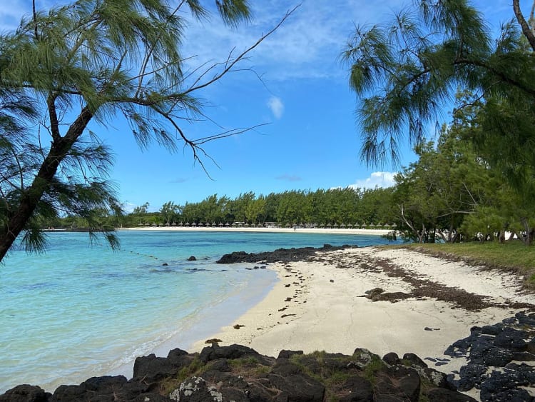 Mayotte &ndash; Rustige baai met strand en dichte kustvegetatie