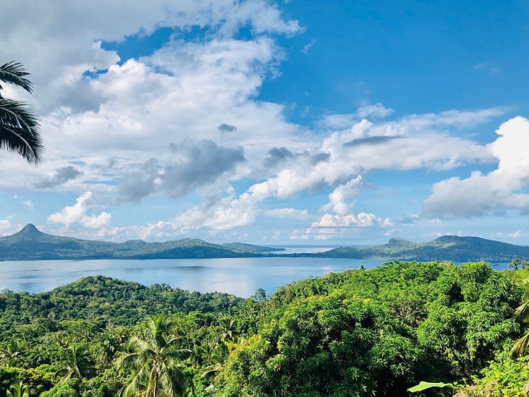 Mayotte &ndash; Bergachtige kust met dicht groen en blauwe zee