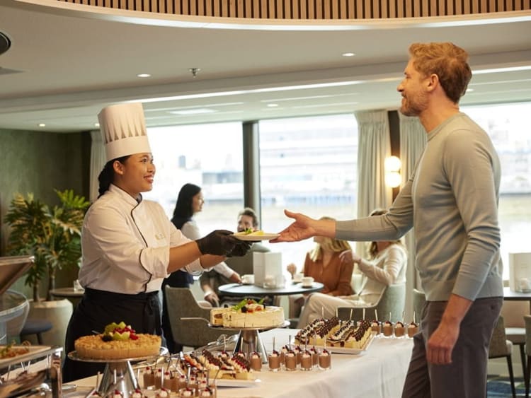 VIVA TWO: High Tea: Auswahl s&uuml;sser und herzhafter Leckereien