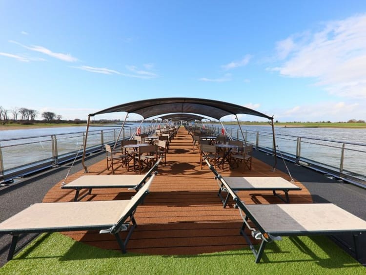 VIVA TWO: Liegen auf dem Sonnendeck