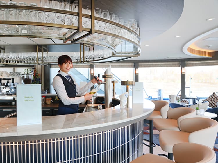 VIVA TWO: Service an der Bar