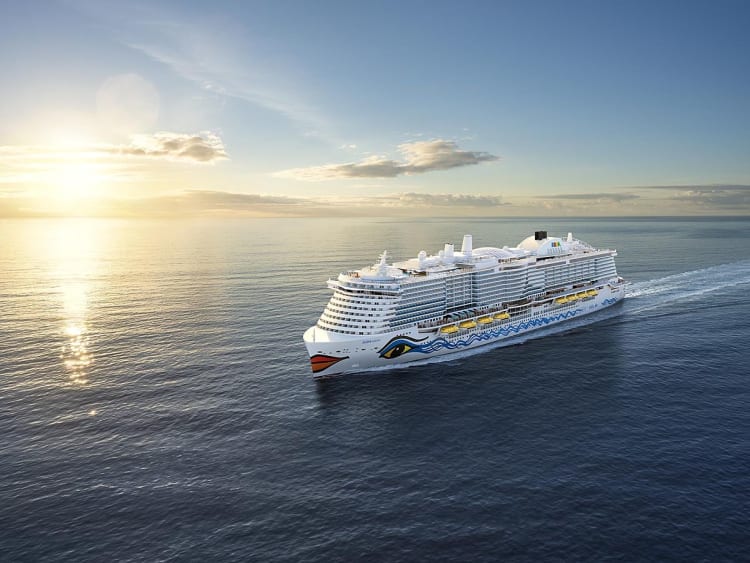 AIDAcosma: Aussenansicht bei Sonnenuntergang