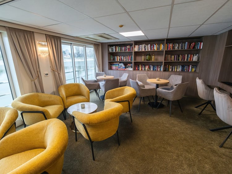 DCS Amethyst 1: B&uuml;cherei mit Sitzgelegenheit