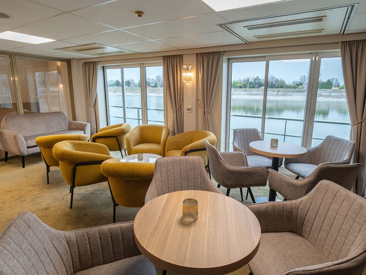 DCS Amethyst 1: B&uuml;cherei mit Sitzgelegenheit