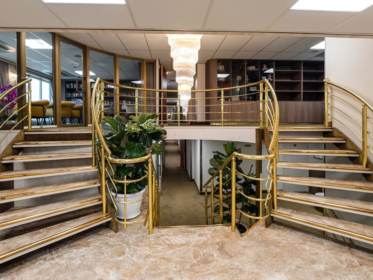 DCS Amethyst 1: Treppe zur Lobby/Rezeption