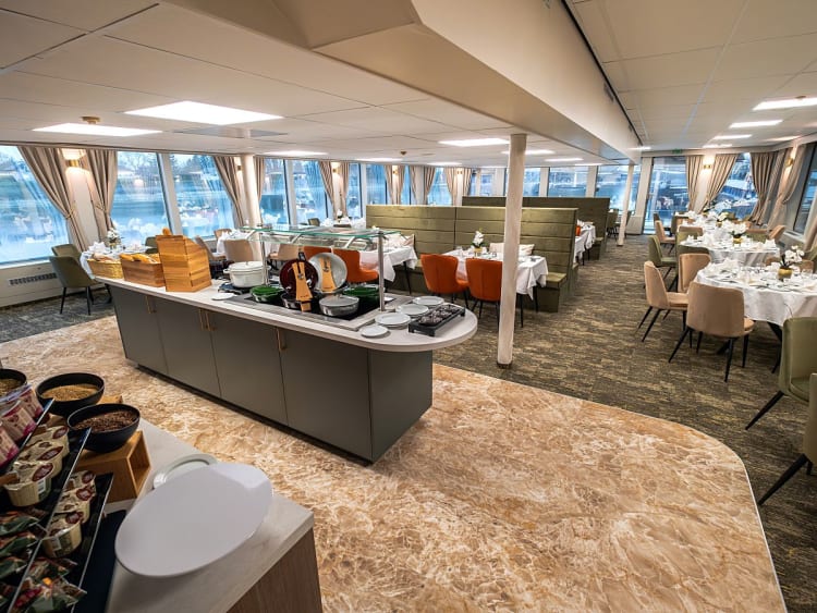 DCS Amethyst 1: Reichhaltiges Fr&uuml;hst&uuml;cksbuffet im Panoramarestaurant