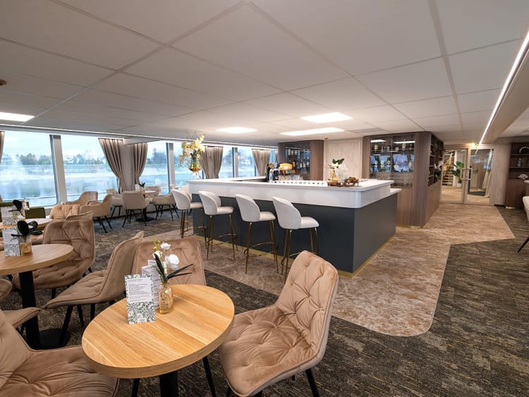 DCS Amethyst 1: Panoramalounge mit Bar