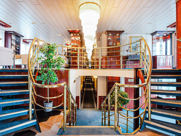 DCS Amethyst 2: Treppe zur Lobby