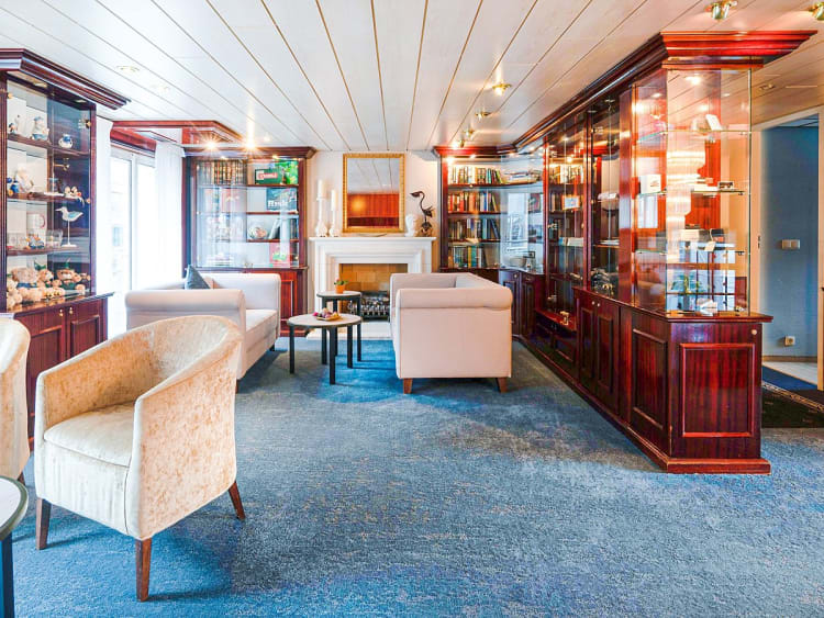 DCS Amethyst 2: Lobby mit Leseecke und Kamin