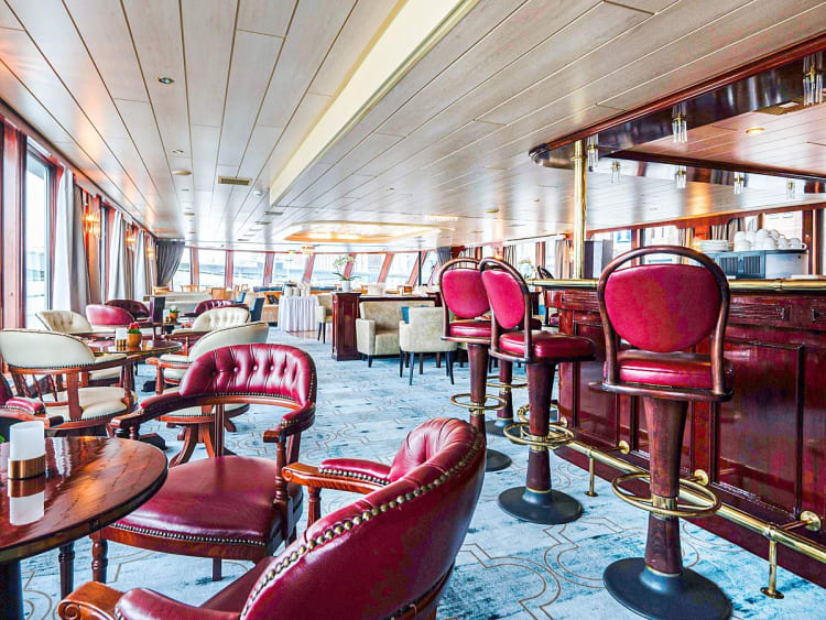 DCS Amethyst 2: Panoramalounge mit Bar