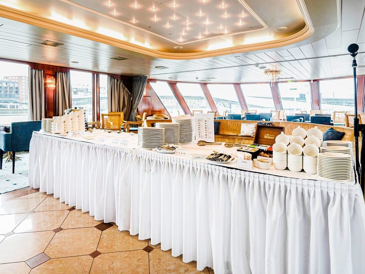 DCS Amethyst 2: Reichhaltiges Snackbuffet