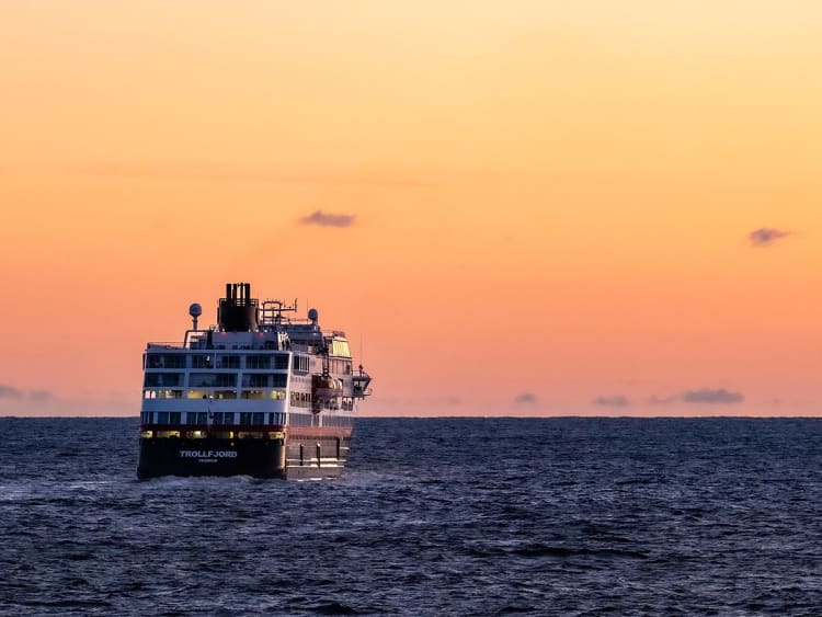 Trollfjord: Schiff im Sonnenuntergang