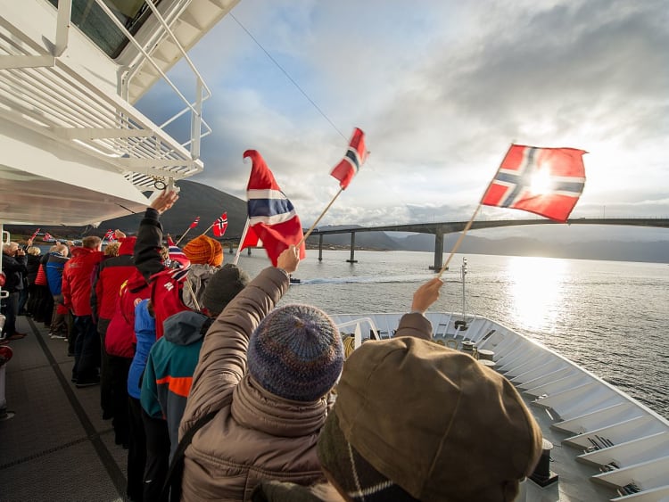 Trollfjord: Expeditionsteam und Passagiere an Deck