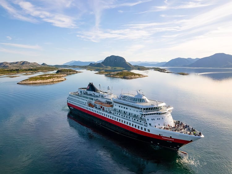 Finnmarken: Schiff im Fjord
