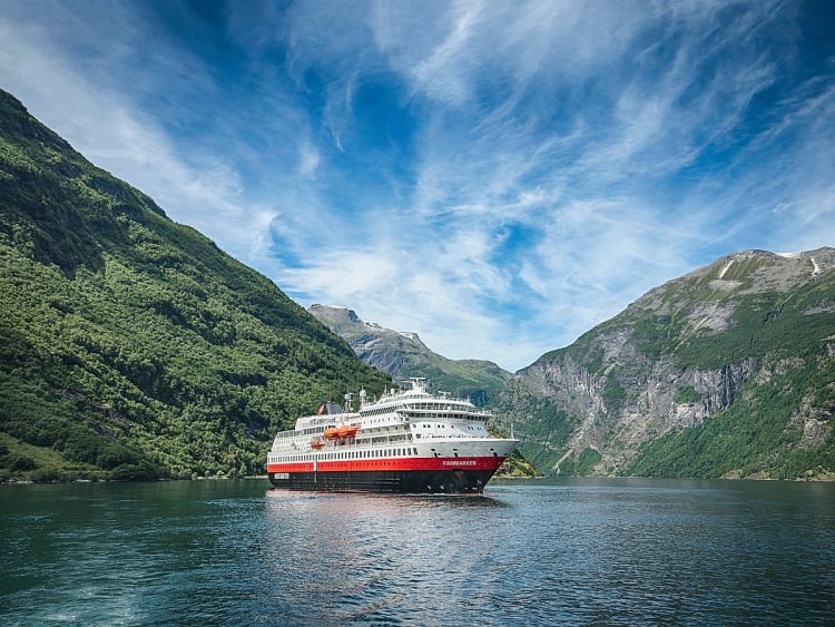Finnmarken: Schiff im Fjord