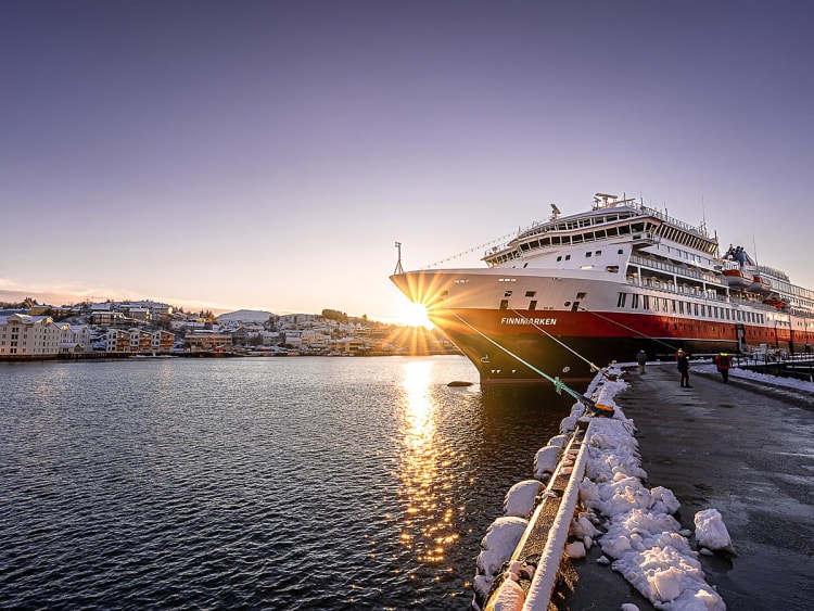 Finnmarken: Schiff im Hafen bei Sonnenuntergang