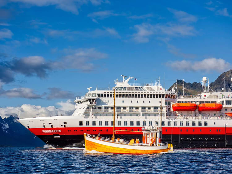Finnmarken: An der K&uuml;ste neben einem Fischerboot