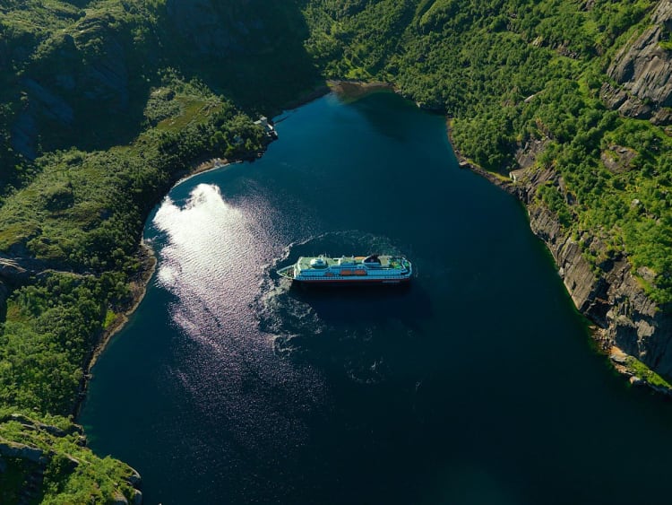 Nordkapp: Schiff im Fjord von oben
