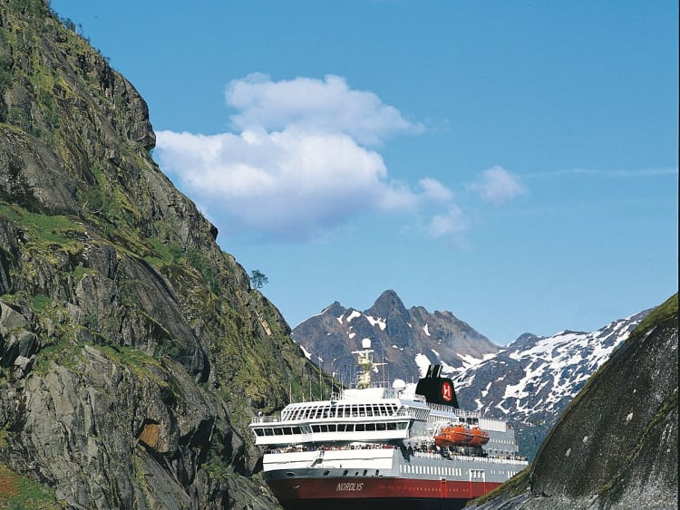 Nordlys: Postschiff im Fjord