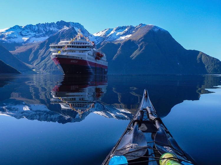 Nordlys: Kajakfahrer trifft Hurtigruten-Schiff