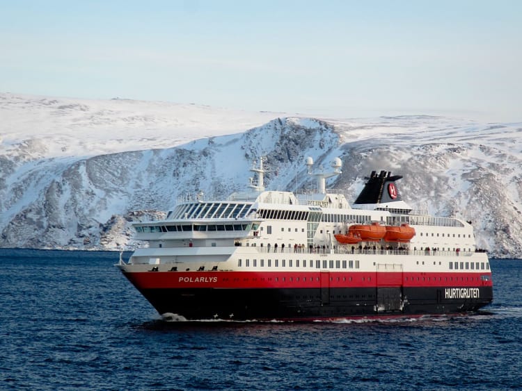 Polarlys: Schiff entlang der K&uuml;ste
