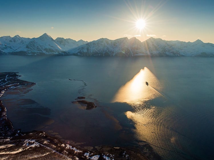 Polarlys: Fjordlandschaft bei Sonnenaufgang
