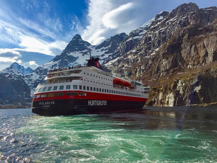 Polarlys: Schiff im Fjord