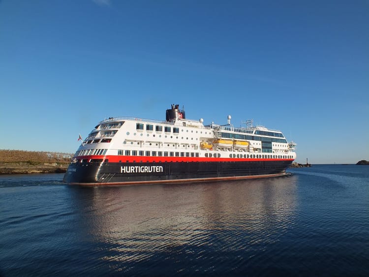 Midnatsol: Schiff auf See