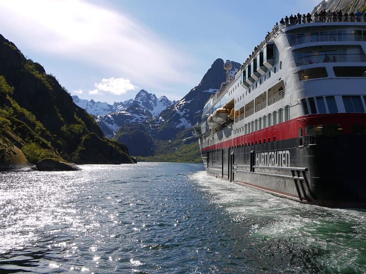 Midnatsol: Schiff im Fjord