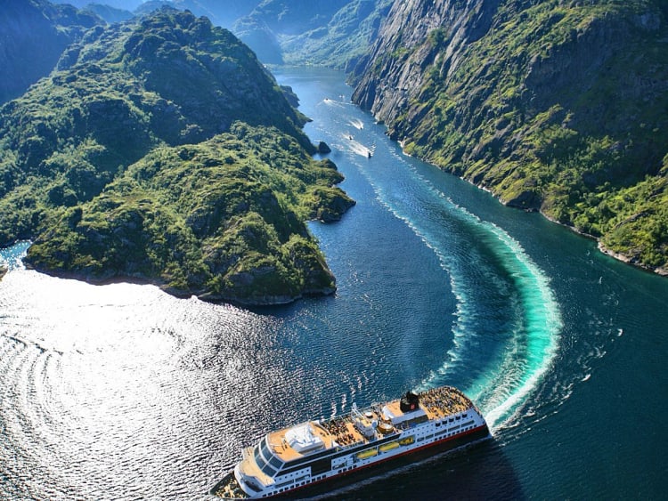 Midnatsol: Postschiff im Fjord