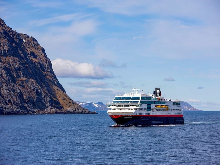 Midnatsol: Postschiff entlang der K&uuml;ste